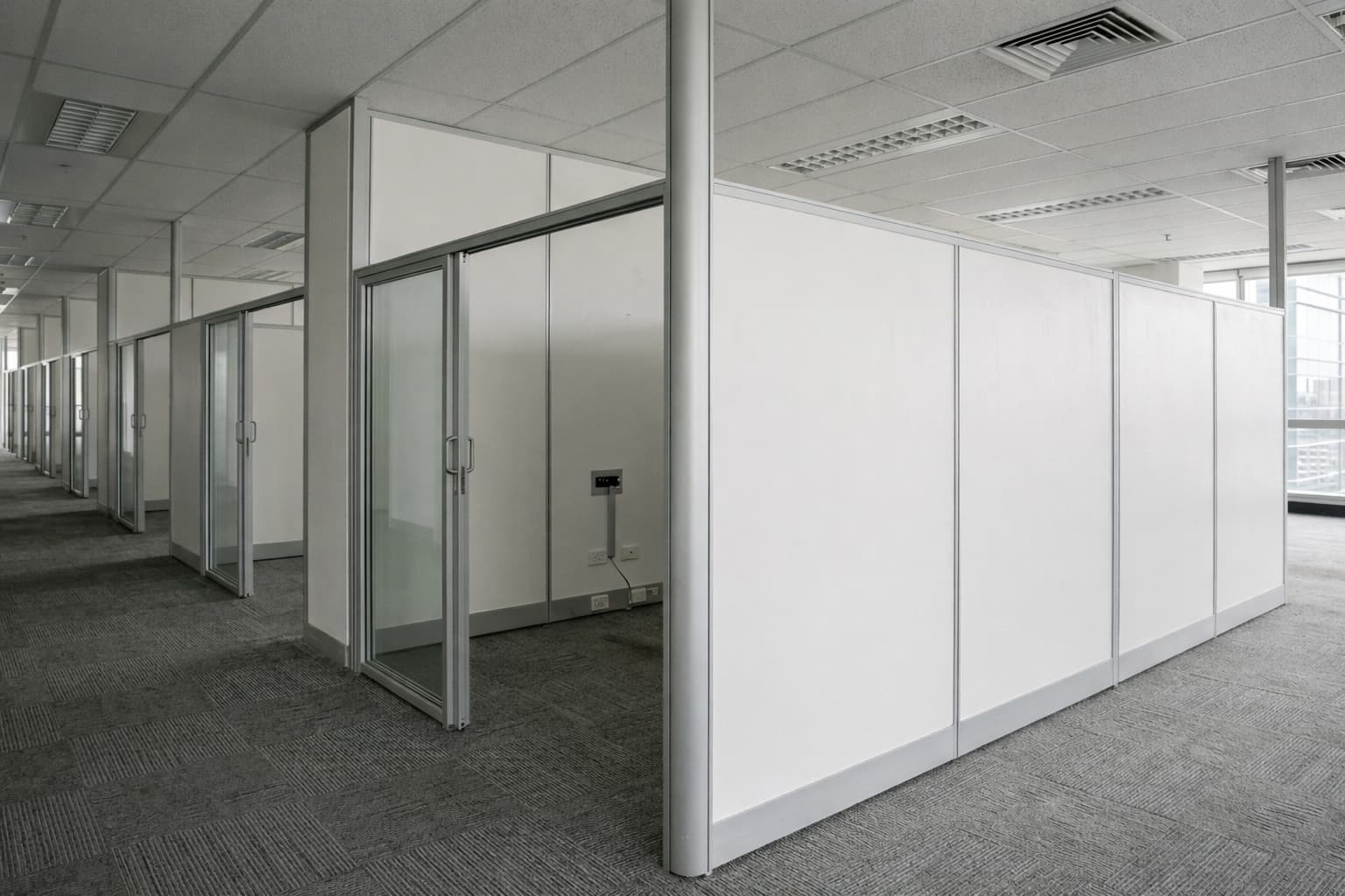 Vale a pena investir em divisória de ambiente para escritório com isolamento?